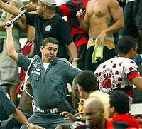 http://2.bp.blogspot.com/_Gr7QDy-iij0/R8biGQ54pDI/AAAAAAAAAGs/EVYticwCCj4/s200/policia%2Bbatendo%2Bem%2Btorcida.jpg