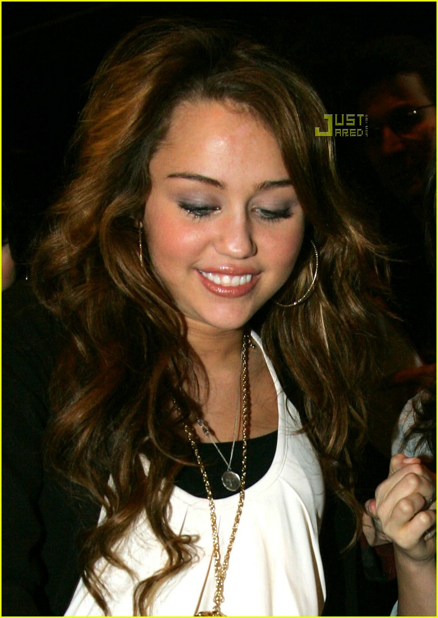 [miley-selena-demi-koi-restaurant-13.jpg]