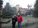 27 de Junio del 2009, día de mi cumpleaños con Elvira frente al Castillo de Villa Ventana.