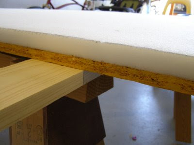 Como hacer un cabecero para la cama con tela y un tablon de madera