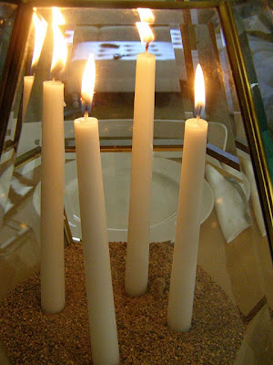 Una lámpara de techo convertida en dos soportes de velas para centro de mesa