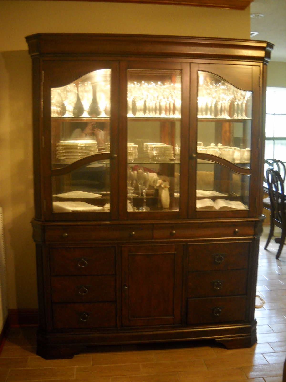 Lynn Dining Table & China