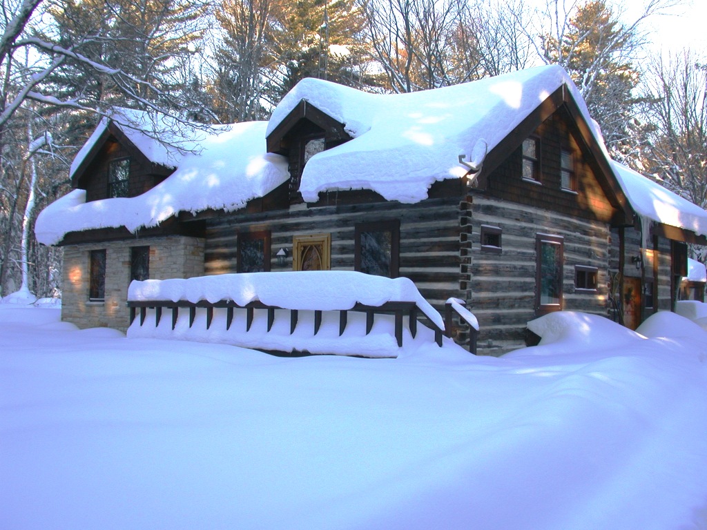 http://2.bp.blogspot.com/_GvbgaHzke-E/TPpCPkKneHI/AAAAAAAABLs/qjT5ZZ0D_WY/s1600/house-recent-snow1.jpg