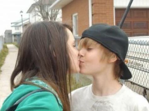 justin bieber making out with a girl