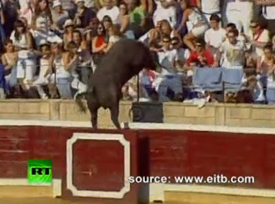 スペイン 闘牛 観客 飛ぶ 必死 スペイン 闘牛 観客 飛ぶ 必死