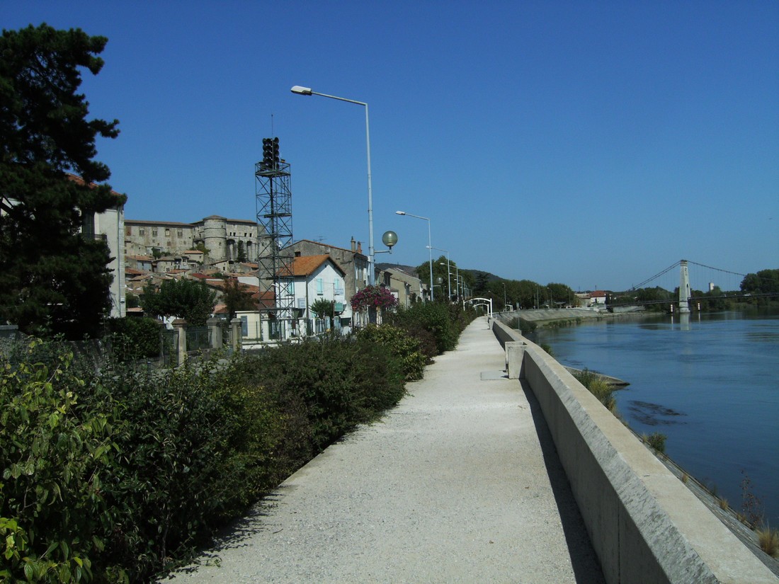 Les tours de pierre. Repérage à La Voulte sur Rhône.