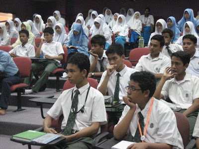 T3 sedang mendengar taklimat kemasukan ke Sekolah Menengah Teknik