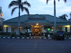 Dari Depan Gedung Malam Hari