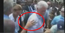 SE LIMPIÓ BUSH EN LA CAMISA DE CLINTON TRAS DAR LA MANO A UN HAITIANO?...