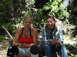 Ky & Di having lunch on the trail