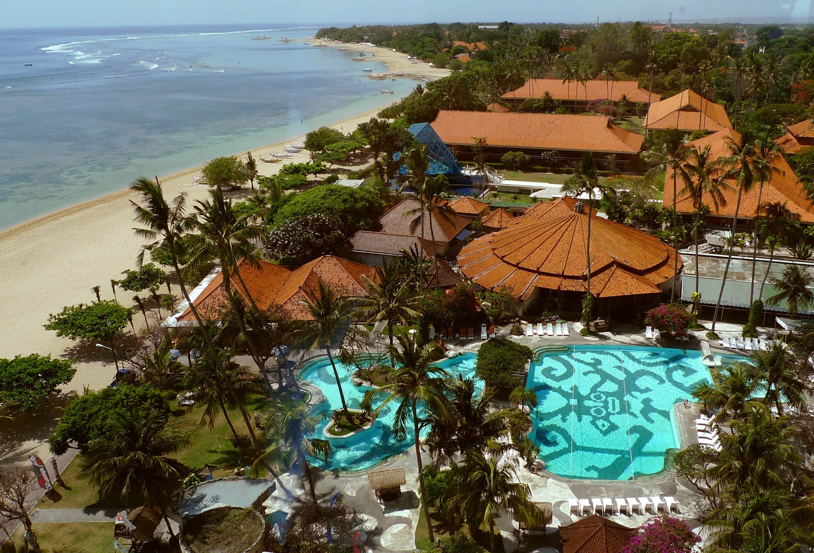 http://2.bp.blogspot.com/_HTYvANC5eiA/TNq_ev7p2CI/AAAAAAAAAJQ/FXWDPxpJ6I4/s1600/the+hotel+bali+beach.jpg