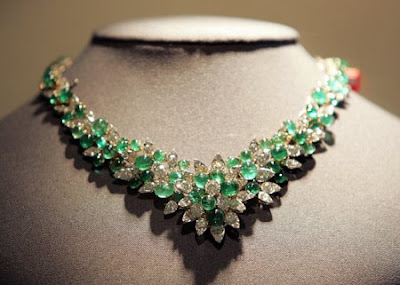 Marie-Jose’s diamond and turquoise’stones necklace and bracelet, made around 1830 and estimated between 44 000 to 58 500 Euros. This piece of jewellery was offered to the Queen by his parents King Albert 1st and Queen Elisabeth of Belgica:Queen’s diamond, yellow gold and natural pearls’ first tiara, estimated between Euros 14, 600-17, 500.Queen’s emerald and diamond necklace, made by Van Cleef and Arpels. Marie-Jose’s diamond and turquoise’stones necklace and bracelet, made around 1830 and estimated between 44 000 to 58 500 Euros. This piece of jewellery was offered to the Queen by his parents King Albert 1st and Queen Elisabeth of Belgica:Queen’s diamond, yellow gold and natural pearls’ first tiara, estimated between Euros 14, 600-17, 500.Queen’s emerald and diamond necklace, made by Van Cleef and Arpels.