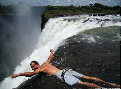 最危險的游泳池 魔鬼池 - 辛巴威維多利亞瀑布頂端 最危險的游泳池 魔鬼池
