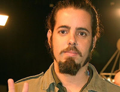 Tico Santa Cruz, vocalista do 2011