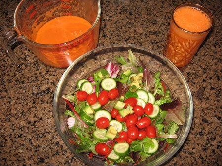 [mixed+green+salad+and+carrot+juice.jpg]