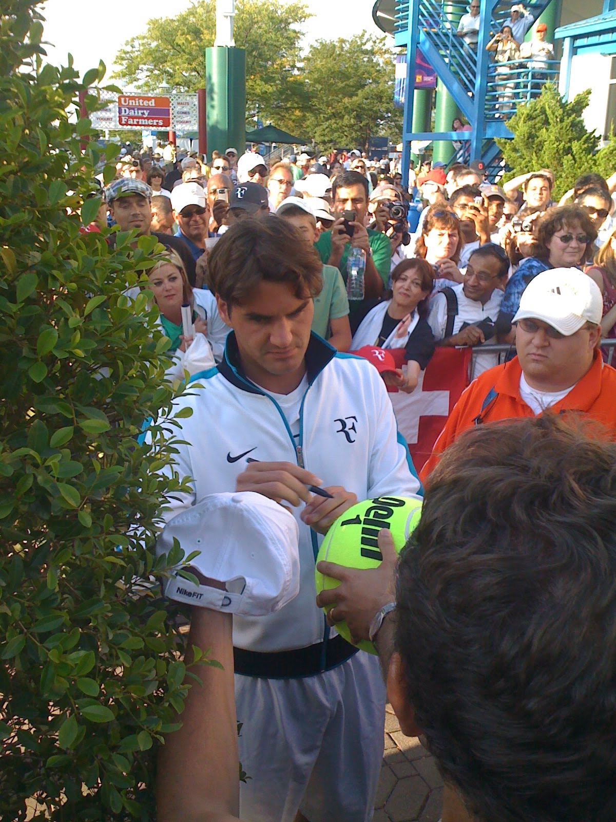 [roger+autographs.jpg]