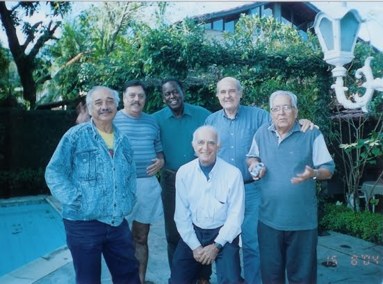 NA CASA DO XAVIER, À BEIRA DA PISCINA