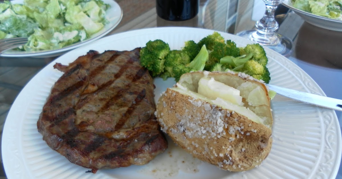 Casa en la Cocina A steak, a potato, and a glass of wine...