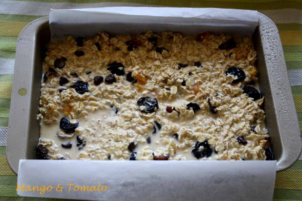 Mango & Tomato Oatmeal Breakfast Bars with Dried Fruit