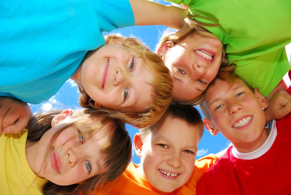 Los niños que viven en familias religiosas son más sociables y