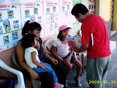 EL COMPAÑERO "CAÑITAS" ENTREGANDO INSTRUCTIVOS SOBRE LA GRIPE AH1N1