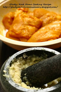 Pounded garlic,ginger,onion mixture as chicken marinade