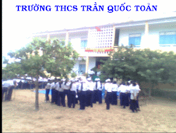 Học sinh Trường THCS Trần Quốc Toản đang chào cờ