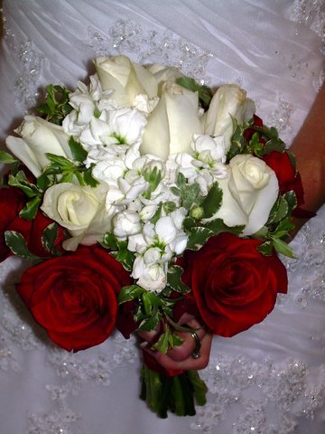 [redwhite+bouquet.JPG]