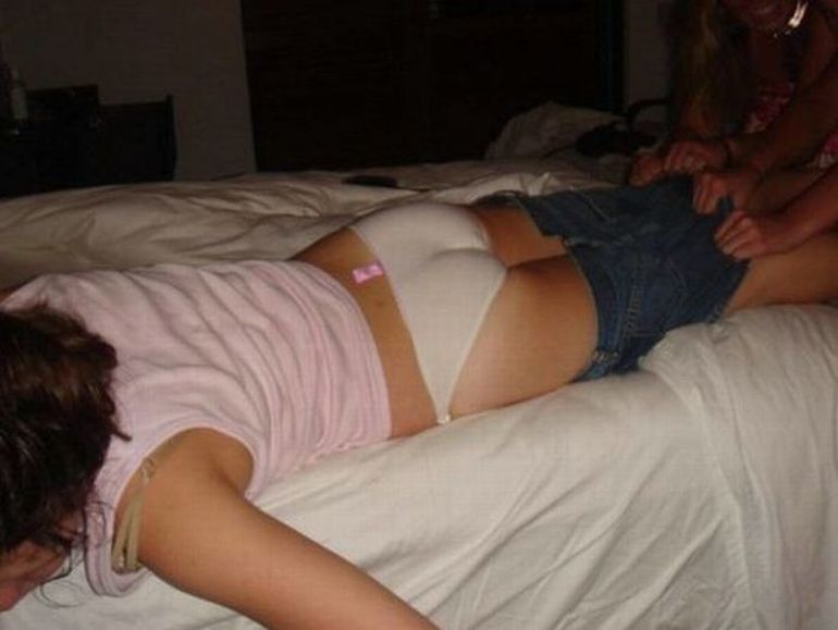 Спящая подруга с голым задом фото