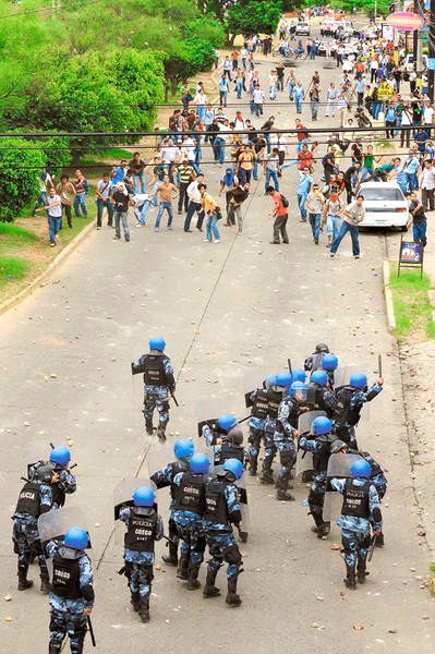 [honduras+-+students+and+police]