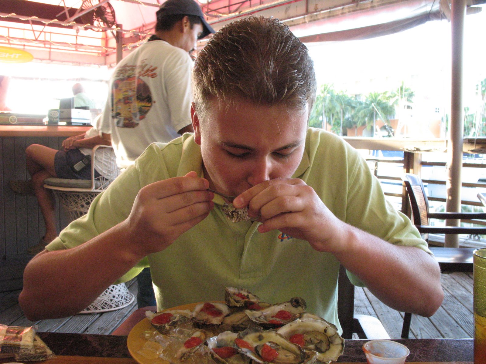 [kevin+eatting+oysters.JPG]