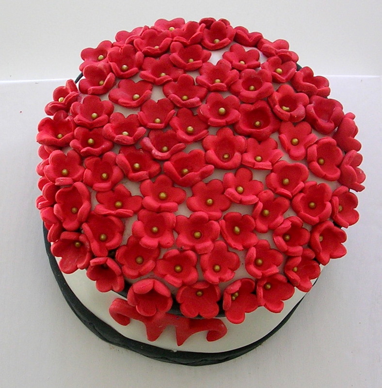 KURABİYE ADAM PASTA TASARIM ATÖLYESİ Kırmızı Bahar Çiçekleri Pastası