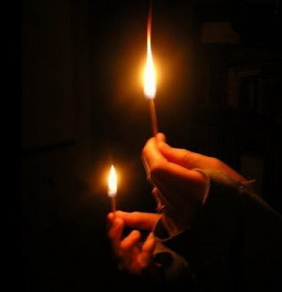 سجّل حضورك ومغادرتك بإلقاء التحية.. :)1 - صفحة 2 Candleinhand1