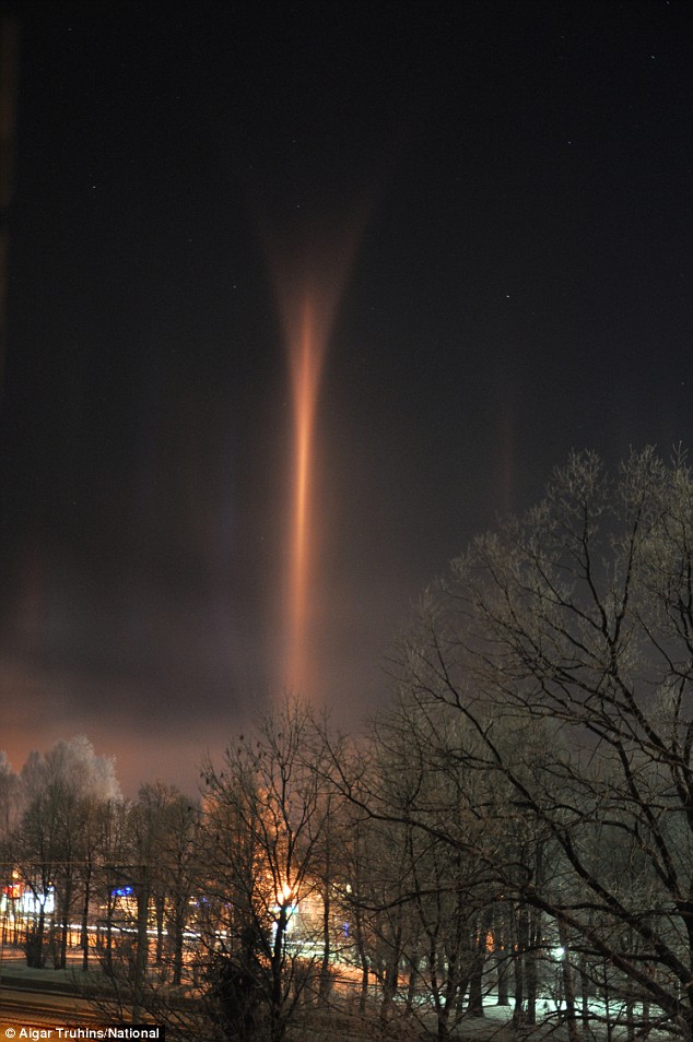 D E C E P T O L O G Y An "alien" optical illusion in the sky light