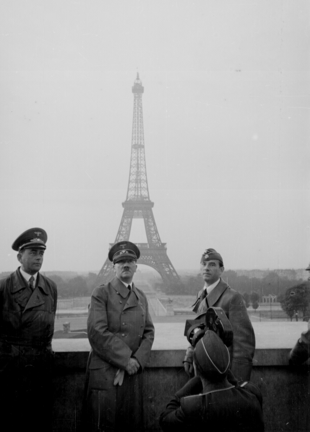[hitller+a+paris.jpg]