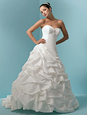 A very pretty ruffle strapless wedding gowns suitable for you