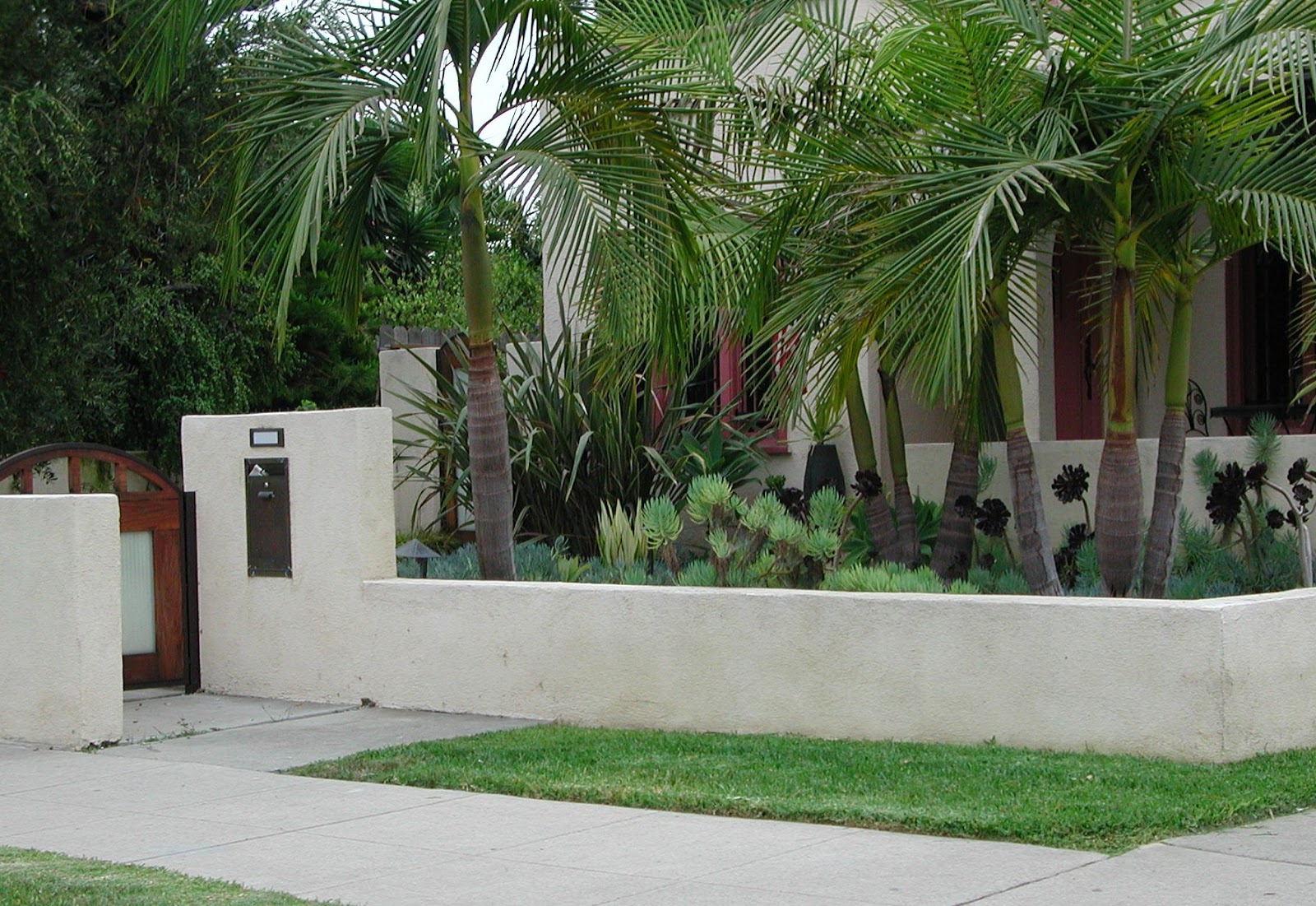 Fairy Yardmother Landscape Design: Front Yards -- The Pony Wall