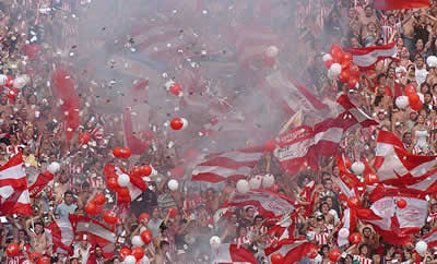 Hinchada_de_la_Final-Estudiantes-Campeon-Apertura_2006.jpg