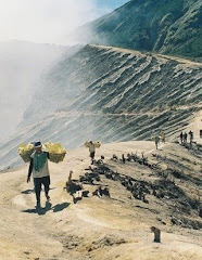 Pekerja Angkut Belerang di G.Ijen