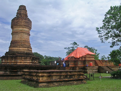 http://2.bp.blogspot.com/_IOf0Pcde2_Y/SgZjwQuoO9I/AAAAAAAAAX4/qaDP8a6H8yA/s400/candi+muara+takus+2.jpg