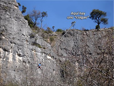 Escalador subiendo por la pared