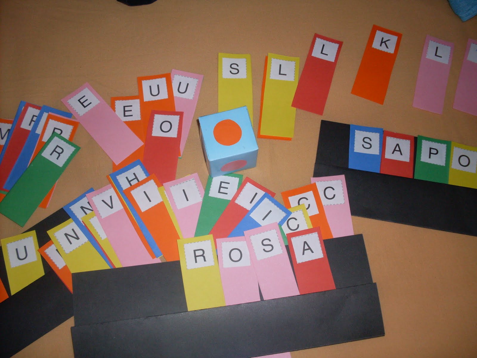 Regras do jogo 1 – O grupo embaralha as cartelas e forma um monte com a pa…   Atividades letra i, Atividades alfabetização e letramento, Atividades de  alfabetização