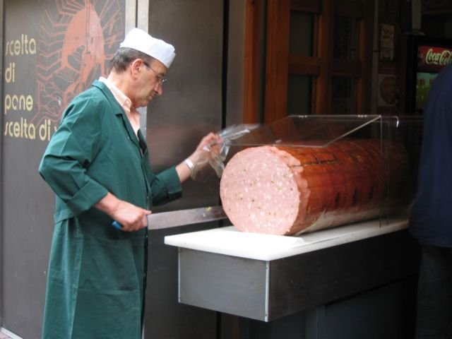 [biggest-sausage-italy-13.jpg]