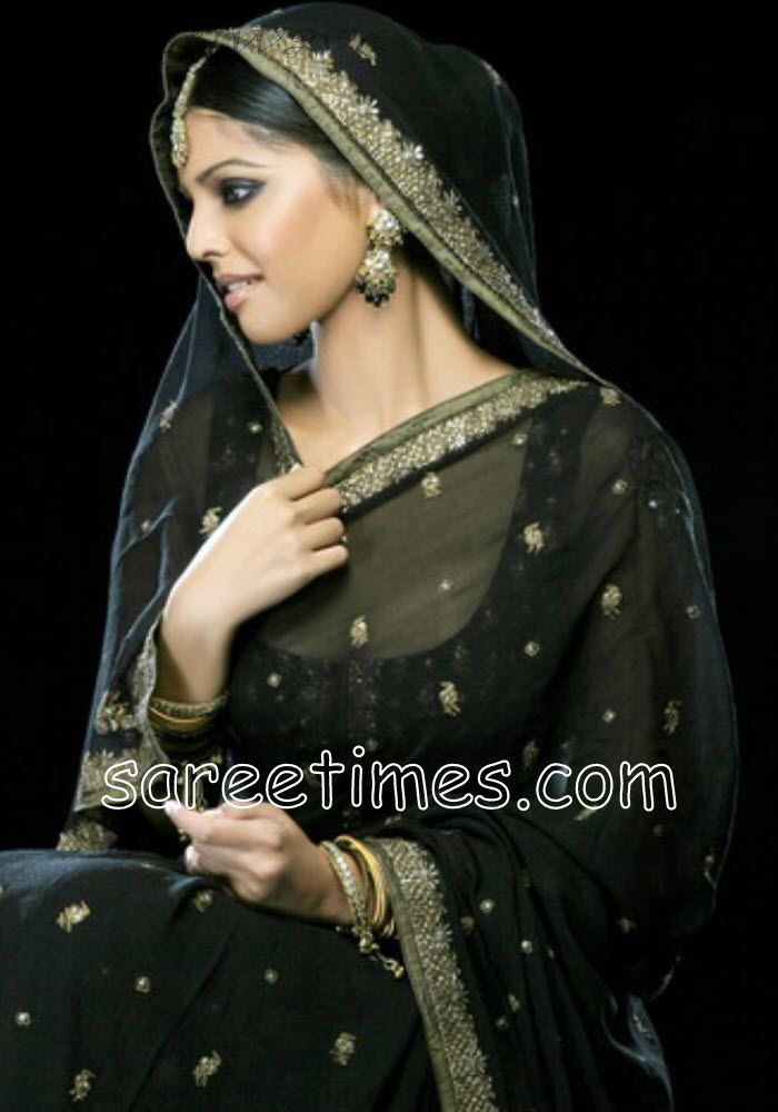 saree in black