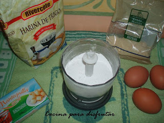 receta PASTEL DECORADO DE ARABESCOS DE MOUSE DE NUTELLA CON NATILLAS