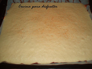 receta PASTEL DECORADO DE ARABESCOS DE MOUSE DE NUTELLA CON NATILLAS