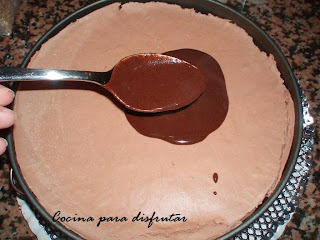 PASTEL DECORADO DE ARABESCOS DE MOUSE DE NUTELLA CON NATILLAS