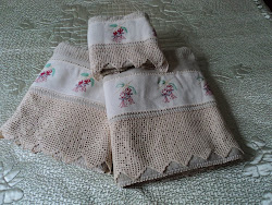 Jogo de toalhas de banho (crochê e ponto cruz)