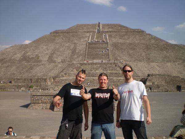 [l_8db450485293de431feb944eff40e7a8+piramide.jpg]