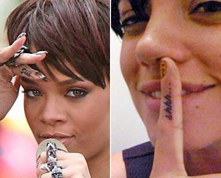 Rihanna e LIly Allen fizeram a mesma tattoo..só que a Lily depois se 